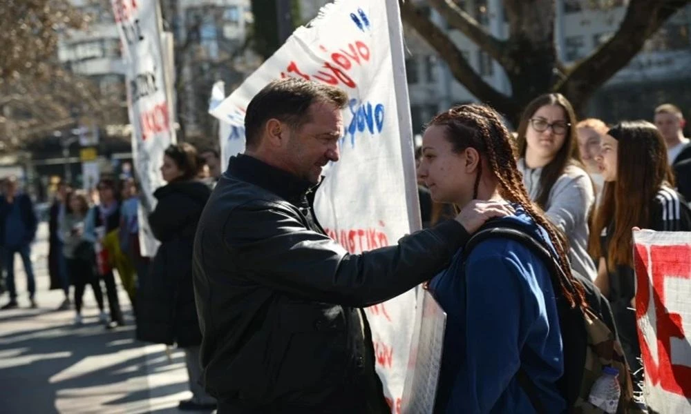 Λάρισα: Η αγκαλιά του Πλακιά σε μαθήτρια που διαδηλώνει για τα Τέμπη